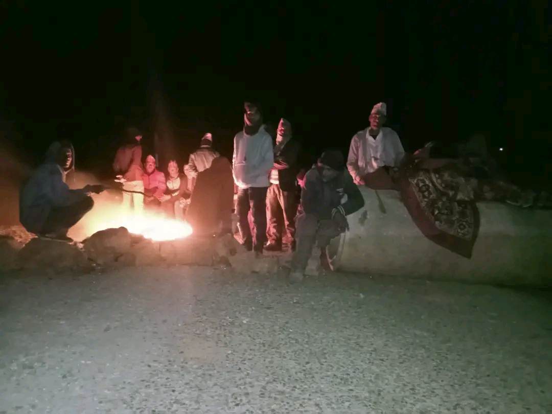 मेलौली अस्पताल विवाद : तीन दिनदेखि यातायात बन्द,रातभर जाग्राम बसेर आन्दोलन  